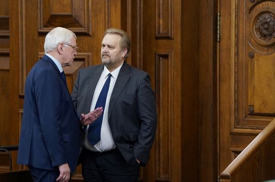 Andrejs Ceļapīters (no labās) Saeimā kopā ar vienu no ZZS frakcijas līderiem Augustu Brigmani. Andrejs Ceļapīters (no labās) Saeimā kopā ar vienu no ZZS frakcijas līderiem Augustu Brigmani.