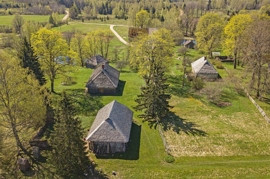 Vēveros izveidota Latvijas Etnogrāfiskā brīvdabas muzeja lauku ekspozīcija. No senajām saimniecībām sešas ir muzeja pārziņā, bet "Lejasvēveri" un "Jaunvēveri" ir mantinieku privātīpašums. Interneta vietnē "visit.cesis.lv" teikts: "Vēveri ir Piebalgai raksturīga zemnieku amatnieku sētu grupa, kuras vēsture datējama, sākot ar 16. gs. vidu. 19. gs. galvenais peļņas avots Vēveros ir aušana, katrā mājā klaudzēja 2–4 stelles. Sākoties "Mērnieku laikiem" (19. gs. 70.–80. gadi), kad piebaldzēni izpērk zemi no muižas, Vēveros ir izveidojušās astoņas saimniecības. Mūsdienās dabā redzams šo astoņu sētu savstarpējais izkārtojums un apbūve. Lai saglabātu vēsturiski veidojušos kultūrainavu ar senatnīgām sētām, ēkām, ceļiem, koku stādījumiem, Vēveros izveidota Latvijas Etnogrāfiskā brīvdabas muzeja lauku ekspozīcija. [..] Vēveru ekspozīcijā aplūkojama ne tikai tradicionālā piebaldzēnu sētu apbūve, bet arī dažādi amatnieku un zemkopju darbarīki, mūsdienu cilvēkam neierasti mājsaimniecības priekšmeti un lietas. Vēveru kalna augstākajā vietā (226 m virs jūras līmeņa) slejas ap 1875. g. Kalna Vēveru saimnieka būvētās vējdzirnavas. No dzirnavu galerijas un augšējā stāva lieliski redzams Vēveru kopskats un Piebalgas tāles. Vēveros piedāvā meistarklasi maizes cepšanā īstā maizes krāsnī."