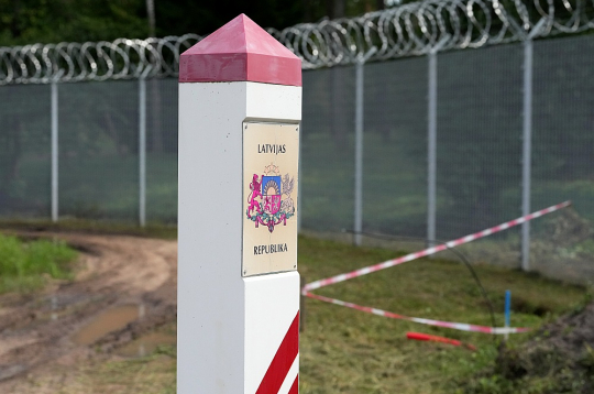 Latvijas Iekšlietu ministrija turpinot uzstāt, lai Eiropas institūcijas aprēķinos ņem vērā arī Latvijas faktisko ieguldījumu "četru gadu cīņā ar migrantu instrumentalizāciju uz Eiropas Savienības ārējās austrumu robežas, tās izbūvi". Latvijas Iekšlietu ministrija turpinot uzstāt, lai Eiropas institūcijas aprēķinos ņem vērā arī Latvijas faktisko ieguldījumu "četru gadu cīņā ar migrantu instrumentalizāciju uz Eiropas Savienības ārējās austrumu robežas, tās izbūvi".