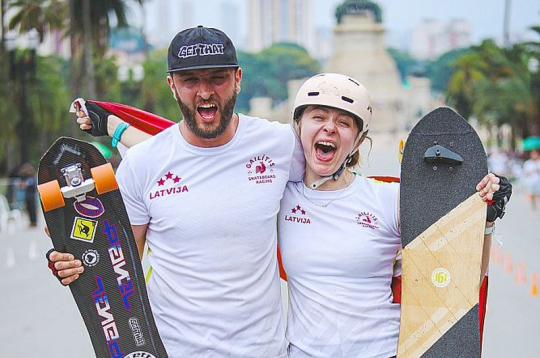 Ar brāļa Gustava Gailīša padomiem pirmo reizi pasaules čempionātā laureāta vidū iekļuva Dominika Ozoliņa. Ar brāļa Gustava Gailīša padomiem pirmo reizi pasaules čempionātā laureāta vidū iekļuva Dominika Ozoliņa.