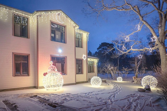 Saskaņojam gaismas virtenes ēkas greznošanai ar gaismas dekoriem dārzā. Saskaņojam gaismas virtenes ēkas greznošanai ar gaismas dekoriem dārzā.