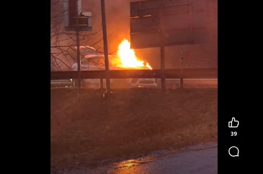 Nodegusī automašīna. Nodegusī automašīna.