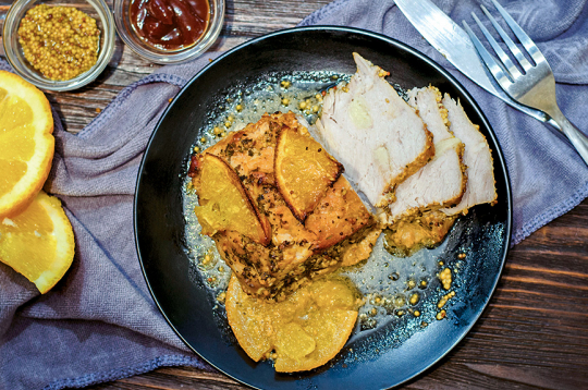 Cūkas cepetis apelsīnu mērcē.