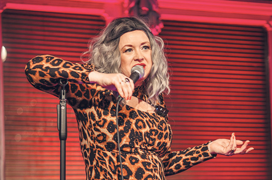 Komiķe, sieviešu "stand-up" dalībniece un satura veidotāja Džemma Sudraba. Komiķe, sieviešu "stand-up" dalībniece un satura veidotāja Džemma Sudraba.