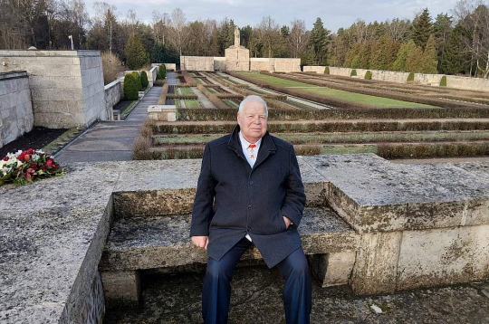 Andrejs Ķeizars, nodibinājuma "Rubeņa fonds" valdes loceklis, latviešu nacionālo partizānu vēstures iemūžināšanas entuziasts, Atzinības krusta komandieris Brāļu kapos Rīgā: "Vai mūsu senčiem, arī nacionālajiem partizāniem, vispār bija vērts par mums cīnīties? Protams, ka bija! Kad sarkanā armija 1944. gada rudenī jau nākusi uz Kurzemi, piemēram, ģenerāļa Jāņa Kureļa karavīri tomēr vienojušies – cīnīsimies kaut vai par kapa vietu dzimtajā zemē! Lūk, tas ir patriotisma augstākais slieksnis!"