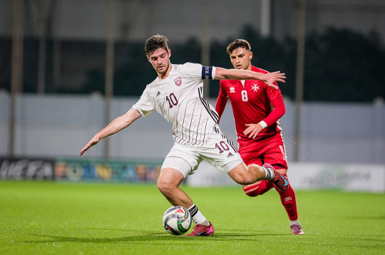 Latvijas U-21 izlases kapteinis Ivans Patrikejevs iepriekšējo pusotru gadu pavadīja Igaunijas vienībā Nemmes "Kalju", kuras rindās aizvadītajā sezonā čempionātā piedalījās 33 spēlēs un izcēlās ar astoņiem gūtiem vārtiem, palīdzot izcīnīt trešo vietu. Pussargs guva vārtus arī UEFA Konferences līgas kvalifikācijā, kur tika sasniegta otrā kārta. Tiesības uz Patrikejevu pieder "Liepājai" un vēl nav skaidrības, kur viņš spēlēs nākamajā gadā. 20 gadus vecais futbolists attālināti studē vadības zinības Ekonomikas un kultūras augstskolas otrajā kursā, mācību process notiek latviešu valodā un sekmes esot labas. Latvijas U-21 izlases kapteinis Ivans Patrikejevs iepriekšējo pusotru gadu pavadīja Igaunijas vienībā Nemmes "Kalju", kuras rindās aizvadītajā sezonā čempionātā piedalījās 33 spēlēs un izcēlās ar astoņiem gūtiem vārtiem, palīdzot izcīnīt trešo vietu. Pussargs guva vārtus arī UEFA Konferences līgas kvalifikācijā, kur tika sasniegta otrā kārta. Tiesības uz Patrikejevu pieder "Liepājai" un vēl nav skaidrības, kur viņš spēlēs nākamajā gadā. 20 gadus vecais futbolists attālināti studē vadības zinības Ekonomikas un kultūras augstskolas otrajā kursā, mācību process notiek latviešu valodā un sekmes esot labas.