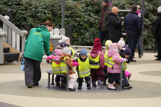 Atjaunotais bērnu rotaļu laukums Vērmanes dārzā.