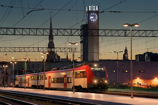 Jaunie akumulatoru bateriju elektrovilcieni atgādinās jau pārvadājumos ieviestos elektrovilcienus. Tie būs divus vagonus gari, ar zemo grīdu un 188 sēdvietām. Jauno vilcienu konstruktīvais ātrums ir līdz 160 kilometriem stundā (km/h), bet bateriju režīmā – 120 km/h. Paredzēts, ka būtiski labāks paātrinājums pret esošajiem dīzeļvilcieniem ļaus pilnvērtīgāk izmantot pieejamo 120 km/h dzelzceļa infrastruktūru un samazināt laiku ceļā potenciāli līdz 15–25 minūtēm. Autotransporta direkcija informējusi, ka vilciens bez uzlādes varēs nobraukt 95–100 kilometrus, ik pēc aptuveni 60 kilometriem tos būtu nepieciešams uzlādēt, bet jebkurā gadījumā arī ar visām uzlādēm plānots, ka vilciens būs ātrāks nekā pašreizējie Latvijā kursējošie dīzeļvilcieni. Jaunie akumulatoru bateriju elektrovilcieni atgādinās jau pārvadājumos ieviestos elektrovilcienus. Tie būs divus vagonus gari, ar zemo grīdu un 188 sēdvietām. Jauno vilcienu konstruktīvais ātrums ir līdz 160 kilometriem stundā (km/h), bet bateriju režīmā – 120 km/h. Paredzēts, ka būtiski labāks paātrinājums pret esošajiem dīzeļvilcieniem ļaus pilnvērtīgāk izmantot pieejamo 120 km/h dzelzceļa infrastruktūru un samazināt laiku ceļā potenciāli līdz 15–25 minūtēm. Autotransporta direkcija informējusi, ka vilciens bez uzlādes varēs nobraukt 95–100 kilometrus, ik pēc aptuveni 60 kilometriem tos būtu nepieciešams uzlādēt, bet jebkurā gadījumā arī ar visām uzlādēm plānots, ka vilciens būs ātrāks nekā pašreizējie Latvijā kursējošie dīzeļvilcieni.