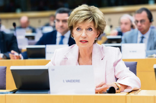 Inese Vaidere pārliecina kolēģus Starptautiskās tirdzniecības komitejas sēdē par to, ka Krievijas gāzes importu nepieciešamas aizliegt bez kavēšanās.