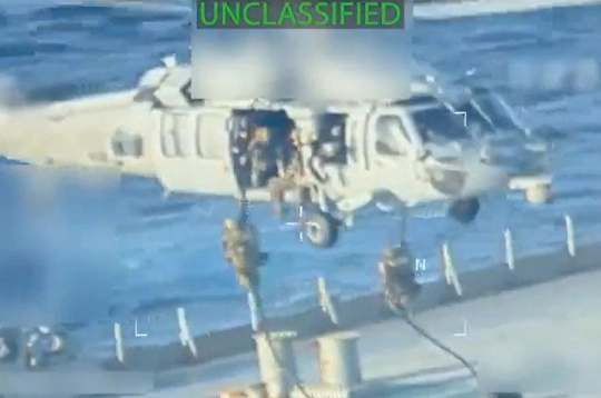 ASV ģenerālprokurores Pemas Bondi platformā "X" izvietotā videofragmentā redzama Savienoto Valstu spēku operācija, kuras laikā tika aizturēts naftas tankkuģis "Skipper".