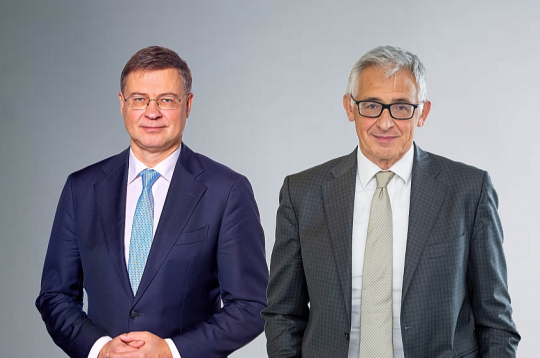 Eiropas Komisijas izpildviceprezidents Valdis Dombrovskis (no kreisās) un Eiropas Centrālās bankas izpilddirekcijas loceklis Pjēro Čipollone: "Pašlaik mūsu maksājumu vidē dominē ārpus Eiropas esošo valstu pakalpojumu sniedzēji. Mums jārīkojas, lai samazinātu ārējo atkarību, kas varētu ierobežot mūsu brīvību īstenot politiku saskaņā ar mūsu vērtībām un interesēm." Eiropas Komisijas izpildviceprezidents Valdis Dombrovskis (no kreisās) un Eiropas Centrālās bankas izpilddirekcijas loceklis Pjēro Čipollone: "Pašlaik mūsu maksājumu vidē dominē ārpus Eiropas esošo valstu pakalpojumu sniedzēji. Mums jārīkojas, lai samazinātu ārējo atkarību, kas varētu ierobežot mūsu brīvību īstenot politiku saskaņā ar mūsu vērtībām un interesēm."