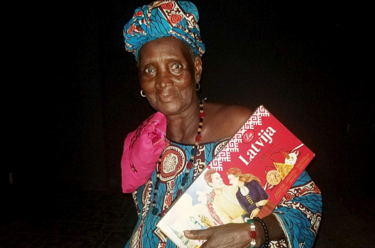 "Lāču" ražojumi Āfrikas veikalos nav redzēti, taču autora sievas vecmāmuļa Dženova dāvanā pasniegtos cepumus novērtēja ļoti atzinīgi. "Lāču" ražojumi Āfrikas veikalos nav redzēti, taču autora sievas vecmāmuļa Dženova dāvanā pasniegtos cepumus novērtēja ļoti atzinīgi.