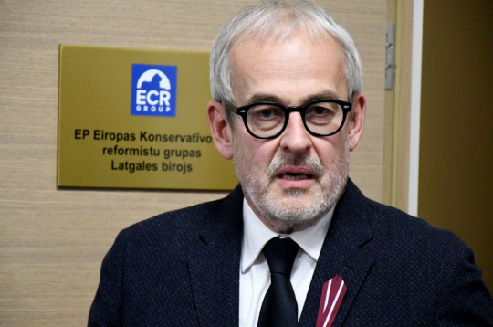 EP Transporta un tūrisma komitejas ziņotājs Roberts Zīle. EP Transporta un tūrisma komitejas ziņotājs Roberts Zīle.