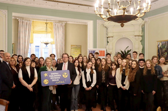 Francijas vēstnieks Latvijā Manuels Lafons Rapnuijs, EP biroja Latvijā vadītāja Anne Mete Vestergārda (centrā aiz planšetes) un EP Vēstnieku skolu dalībnieki kopīgi ar citiem Francijas vēstniecības Latvijā darbiniekiem mācījās diplomātiju un izzināja, kā top ES politika. Francijas vēstnieks Latvijā Manuels Lafons Rapnuijs, EP biroja Latvijā vadītāja Anne Mete Vestergārda (centrā aiz planšetes) un EP Vēstnieku skolu dalībnieki kopīgi ar citiem Francijas vēstniecības Latvijā darbiniekiem mācījās diplomātiju un izzināja, kā top ES politika.