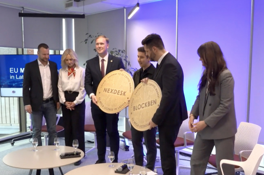 Latvijas Banka izsniegusi licences diviem uzņēmumiem – SIA "BlockBen" un SIA "Nexdesk", lai tās varētu tiesiski regulēti un oficiāli piedāvāt kriptoaktīvu pakalpojumus visā Eiropas Savienībā. Latvijas Banka izsniegusi licences diviem uzņēmumiem – SIA "BlockBen" un SIA "Nexdesk", lai tās varētu tiesiski regulēti un oficiāli piedāvāt kriptoaktīvu pakalpojumus visā Eiropas Savienībā.