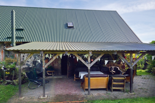 Mednieku māja ierīkota vecā stallī.