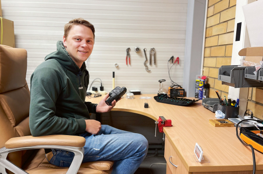 Servisa galvenais meistars Einārs Dreimanis pie sava darba galda. Servisa galvenais meistars Einārs Dreimanis pie sava darba galda.