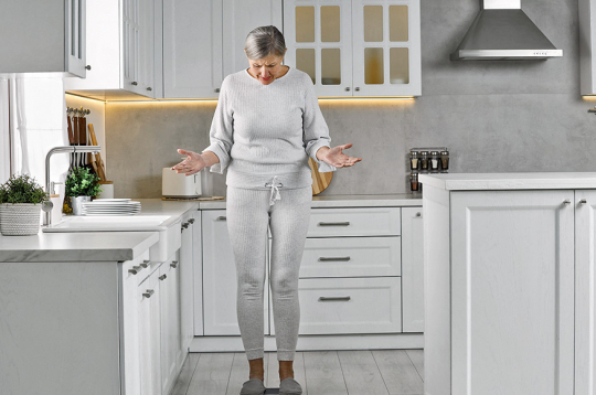 Menopauzes sākumā bieži novērojams svara pieaugums. Tauki vairs neuzkrājas sēžas un gūžu rajonā, bet uz vēdera priekšējās sienas. Menopauzes sākumā bieži novērojams svara pieaugums. Tauki vairs neuzkrājas sēžas un gūžu rajonā, bet uz vēdera priekšējās sienas.