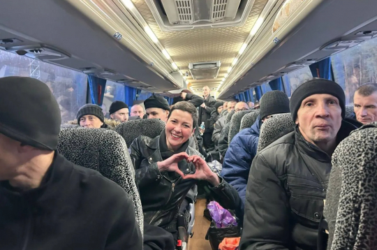 Baltkrievija atbrīvo 123 politieslodzītos, tostarp opozīcijas protestu līderus Koļesņikovu un Bjaļacki. Baltkrievija atbrīvo 123 politieslodzītos, tostarp opozīcijas protestu līderus Koļesņikovu un Bjaļacki.