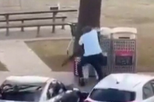 Vīrietis drosmīgi atbruņo teroristu. Vīrietis drosmīgi atbruņo teroristu.