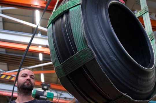 Lidmašīnu riepu ražotne. Ilustratīvs attēls. Lidmašīnu riepu ražotne. Ilustratīvs attēls.