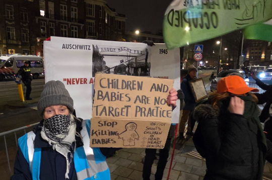 Protests pret Hanukas koncertu Amsterdamā. Protests pret Hanukas koncertu Amsterdamā.