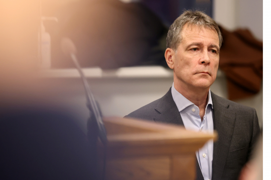 Apsūdzētais VAS "Latvijas dzelzceļš" bijušais valdes priekšsēdētājs Uģis Magonis Rīgas apgabaltiesas sēdē, kurā turpina skatīt pret viņu un Igaunijas uzņēmēju Oļegu Osinovsku krimināllietu saistībā ar kukuļdošanu. Apsūdzētais VAS "Latvijas dzelzceļš" bijušais valdes priekšsēdētājs Uģis Magonis Rīgas apgabaltiesas sēdē, kurā turpina skatīt pret viņu un Igaunijas uzņēmēju Oļegu Osinovsku krimināllietu saistībā ar kukuļdošanu.