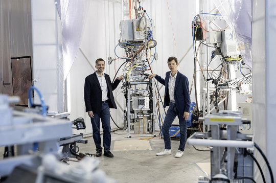 "Aerones" dibinātāji Dainis Krūze un Jānis Putrāms (no labās) ir gandarīti, ka šogad, par spīti politiskās situācijas maiņai ASV un nelabvēlīgajai ģeopolitiskajai situācijai Eiropā, investīcijās ir izdevies piesaistīt 62 miljonus eiro. "Aerones" dibinātāji Dainis Krūze un Jānis Putrāms (no labās) ir gandarīti, ka šogad, par spīti politiskās situācijas maiņai ASV un nelabvēlīgajai ģeopolitiskajai situācijai Eiropā, investīcijās ir izdevies piesaistīt 62 miljonus eiro.