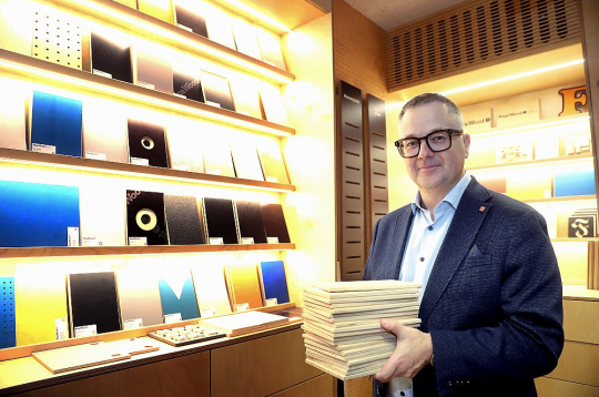 "Šobrīd ir īpaši svarīgi, lai valsts lēmumi balstītos datu analīzē, zinātnē un dialogā ar meža nozari. Latvija var būt paraugs citām Eiropas valstīm, kā līdzsvarot ekonomisko attīstību ar vides mērķiem, ja šie principi tiek īstenoti konsekventi un ar ilgtermiņa skatījumu," tā "Latvijas Finiera" valdes loceklis Mārtiņš Lācis.