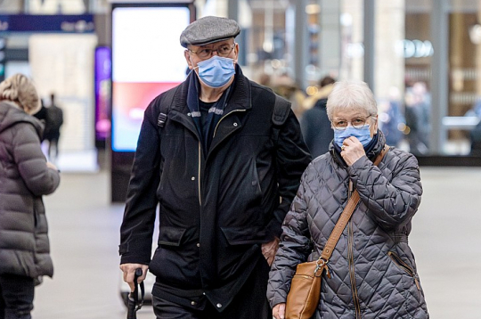 Arī kopumā Eiropā gripas izplatība turpinājusi pieaugt. Attēlā: Lielbritānijā arī ziņo par gripas pieaugumu, tāpēc daļa cilvēku izvēlas lietot sejas aizsargmaskas.