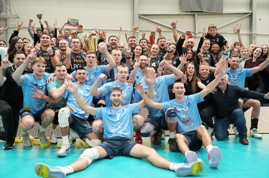 Daugavpils "Ezerzemes/DU" volejbolisti ar saviem līdzjutējiem priecājas par pirmo reizi izcīnīto Latvijas kausu. Pirmajā rindā centrā komandas emocionālais līderis Sandis Vilcāns. Daugavpils "Ezerzemes/DU" volejbolisti ar saviem līdzjutējiem priecājas par pirmo reizi izcīnīto Latvijas kausu. Pirmajā rindā centrā komandas emocionālais līderis Sandis Vilcāns.