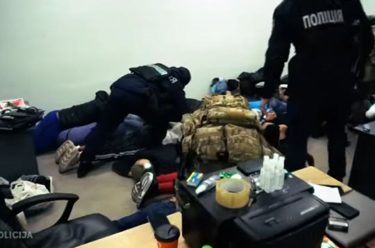 Policija atklāj Ukrainā bāzētu telefonkrāpnieku tīklu; aizturēti 12 latviešu valodā runājoši krāpnieki. Policija atklāj Ukrainā bāzētu telefonkrāpnieku tīklu; aizturēti 12 latviešu valodā runājoši krāpnieki.