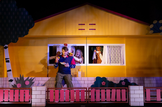 Režisores idejas sabalsojas ar Artura Putniņa radošo temperamentu, aktieris pārsteidzoši sirsnīgi smaida par savu varoni Oskaru un atbrīvo to no pieaugušo kontrolētās pareizības.