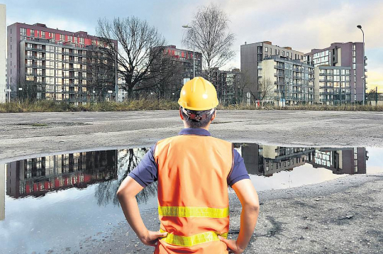 Pūces ielas nami pamestajā pļavā aiz Mēbeļu nama izauga laikā, kad brieda nekustamā īpašuma burbulis. Ēkām jau agrāk bijušas ķibeles – noplēsta sienas apdare, plaisājošs stiklojums, bet vienai no būvēm savulaik pat noteikts avārijas stāvoklis. Pūces ielas nami pamestajā pļavā aiz Mēbeļu nama izauga laikā, kad brieda nekustamā īpašuma burbulis. Ēkām jau agrāk bijušas ķibeles – noplēsta sienas apdare, plaisājošs stiklojums, bet vienai no būvēm savulaik pat noteikts avārijas stāvoklis.