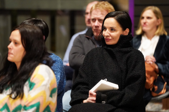 Rakstniece Inga Grencberga piedalās stāstu krājuma "24 stāsti bērniem Ziemassvētkos" atvēršanas svētkos kultūrtelpā "Hanzas perons".