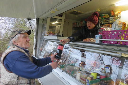 Inešu pagasta iedzīvotājs Guntis Liepiņš autoveikalā izvēlas saldo dzērienu.