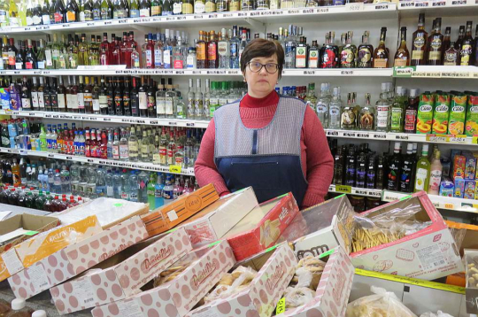 Medumu pagastā mitinās nepilns tūkstotis iedzīvotāju, un ciemā ir divi veikali. Veikalu tīkla "Aibe" pārdevēja Inese Surmoviča sūrojas, ka pircēju kļūstot arvien mazāk. Bet uz Medumiem pēc grādīgā braucot arī no desmit kilometru attālās Zarasu pilsētas Lietuvā.