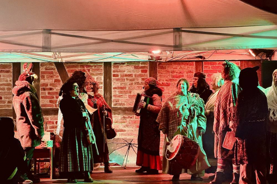 Bluķa vakars ar budēļu piedalīšanos Jelgavas Vecpilsētas kvartālā notiek ik gadu.