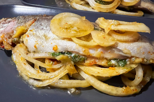 Cepta varavīksnes forele apelsīnu–sojas–medus marinādē ar sīpoliem. Cepta varavīksnes forele apelsīnu–sojas–medus marinādē ar sīpoliem.