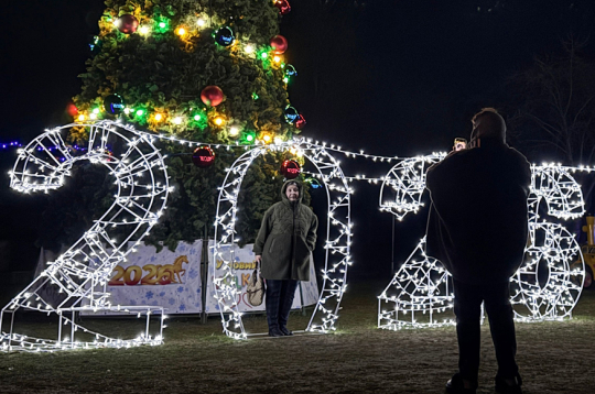 Ukrainas pilsētā Zaporižjā cilvēki fotografējas pie Ziemassvētku egles.
Ukraiņiem jau kārtējo Jauno gadu nākas sagaidīt neziņā, vai nākamgad Krievija izbeigs karu un Ukrainā beidzot iestāsies miers.