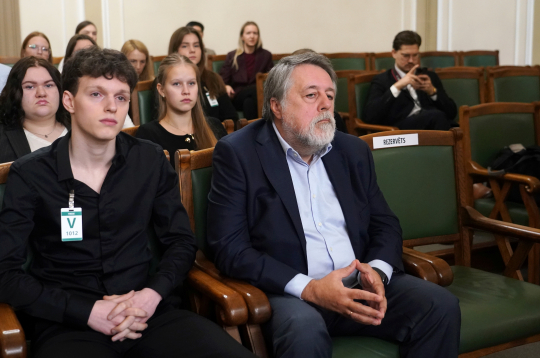 Ukrainas daiļslidotājs Fedirs Kuļišus (no kreisās) un dokumentālists Vitālijs Manskis Saeimas sēdes laikā, kurā lems par Latvijas pilsonības piešķiršanu. Ukrainas daiļslidotājs Fedirs Kuļišus (no kreisās) un dokumentālists Vitālijs Manskis Saeimas sēdes laikā, kurā lems par Latvijas pilsonības piešķiršanu.