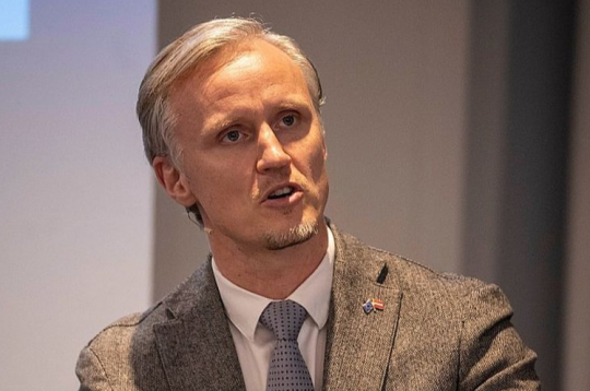 "Šis ir svarīgs precedents tam, kā Eiropai nākotnē būtu jāstrādā ar investīcijām aizsardzībā. Runa nav par jauniem līdzekļiem, bet gan par esošo programmu viedāku un stratēģiskāku izmantošanu," uzsver Rihards Kols, EP deputāts no Latvijas un ziņotājs par "ReArm Europe" plāna ieviešanu.