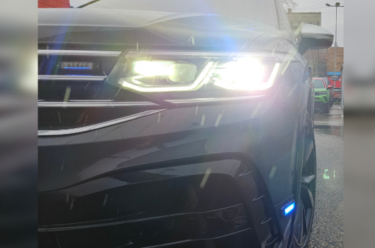 Netrafarēta policija automašīna.