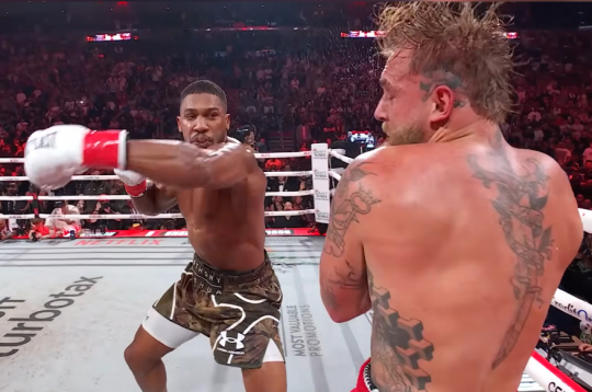 Ekrānuzņēmums no cīņas.