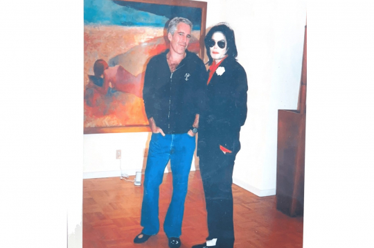 Džefrija Epstīna lietas materiālu foto.