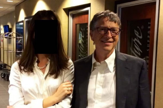 Džefrija Epstīna lietas materiālu foto. Bils Geitss.