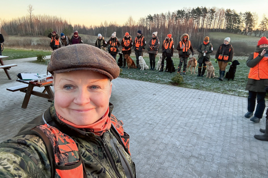 Pasākuma atklāšanā – vēl nenojaušot par šo suņu darba spējām.