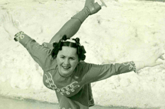 Alise Dzeguze Armijas sporta kluba laukuma slidotavā, 20. gs. 30. gadi. Alise Dzeguze Armijas sporta kluba laukuma slidotavā, 20. gs. 30. gadi.