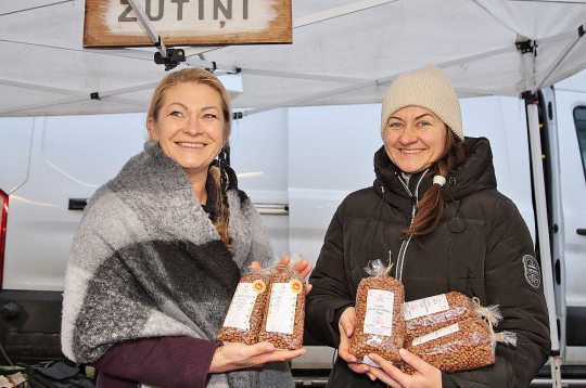 "Mūsu lepnums ir "Lielie Ziemassvētku zirņi" – šķirne, kura nākusi mantojumā no paaudzes paaudzē. Kā jau katru gadu pircēju interese par tiem ir nemainīgi laba," ir gandarītas "Zutiņu" saimnieces, māsas Rūta Beirote (no kreisās) un Santa Meļķe.