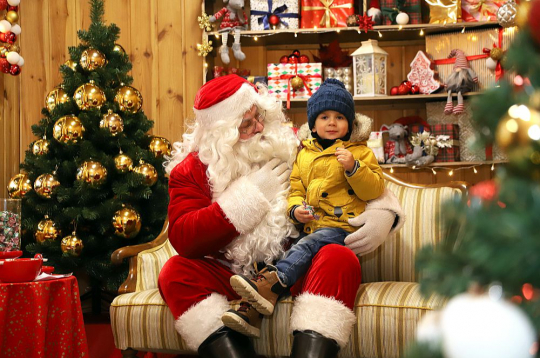 Mikus no Ogres sarunā ar Ziemassvētku vecīti.